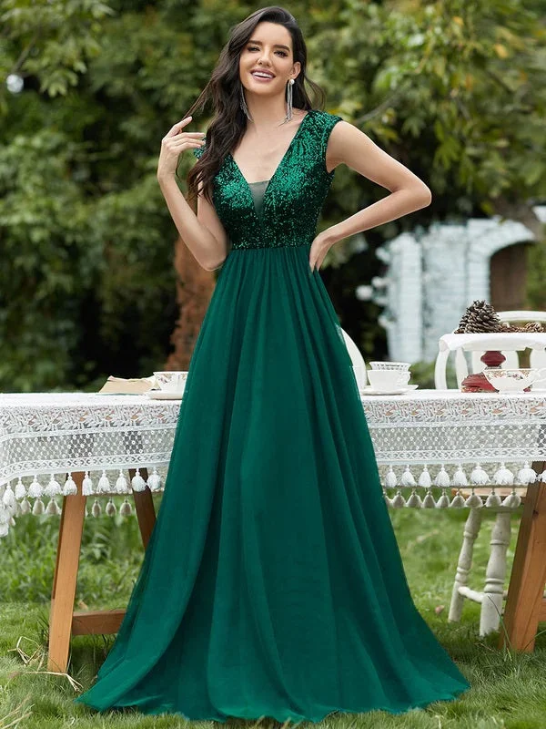 11262. Emerald. V neck. A-line tulle skirt. Sequin top. Size 16 wool skirt sturdy