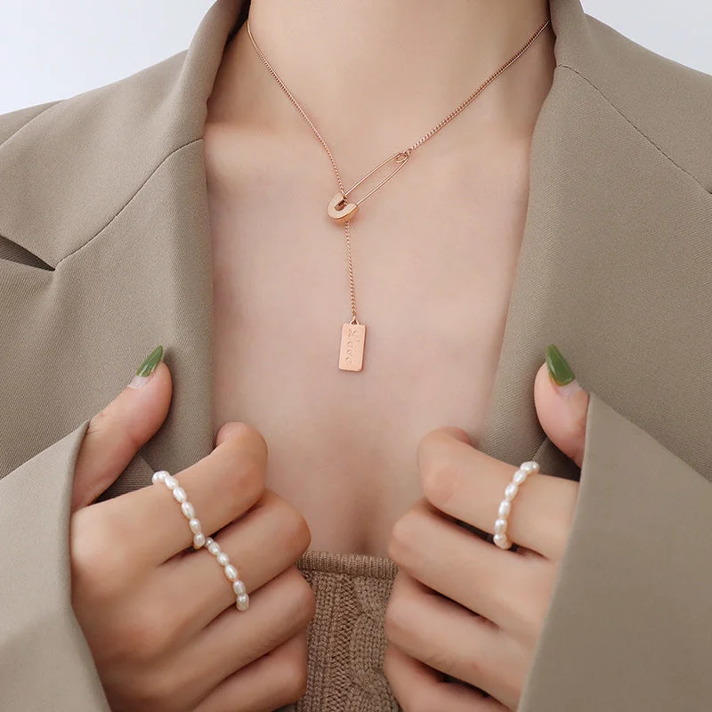 P484 rose gold pin letter square plate necklace